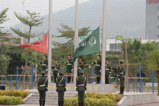 校旗和绿色华厦旗缓缓升起校领导与国旗护卫队合影