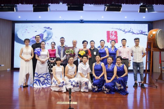 领导与演员合影留念
